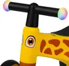 Close-up view of the handlebars and front of a yellow balance bike designed to look like a giraffe. Anteprima dell’immagine prodotto