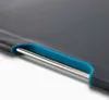 A close-up view of the edge of a cutting board, showing a metal rod inserted into a blue rubber grip. Anteprima dell’immagine prodotto