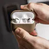 Accezz Custodia in vera pelle AirPods Pro 3 - Taupe Anteprima dell’immagine prodotto 6