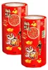 Zwei rote zylindrische chinesische Neujahrskracher-Spielzeuge mit goldenen Akzenten und Illustrationen eines Löwentanzes und eines Kindes Voir les images du produit