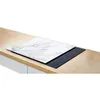 A marble-patterned glass stove top cover rests on a black induction hob, which is placed on a wooden countertop. Anteprima dell’immagine prodotto