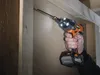 A person is using a cordless impact driver to screw into a wooden beam. Produktbild-Vorschau