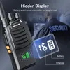 A close-up of a Retevis H777H walkie-talkie with a security guard in the background. Produktbild-Vorschau