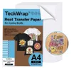 TeckWrap Transferpapier für dunkle Stoffe, A4-Format, 5 Blatt, gezeigt mit Beispielen für bedruckte T-Shirts und eine Tragetasche Náhľad obrázku produktu