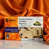 Kandylas Halva Pistazie 200 g Packung auf orangefarbenem Seidentuch Produktbild-Vorschau