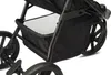 A close-up view of the storage basket and wheels of a black stroller. Voir les images du produit