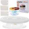 A collage of a cake turntable and cake decorating tools, with a box in the background. Anteprima dell’immagine prodotto