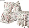 A collection of home textiles with a floral pattern, including cushions and a tablecloth. Anteprima dell’immagine prodotto