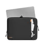 A black laptop sleeve with a silver laptop partially inserted, and a white power adapter and cable in a front pocket. Produktbild-Vorschau