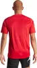 A person wearing a red t-shirt and black shorts, viewed from the back. Anteprima dell’immagine prodotto