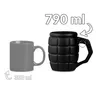 Comparison of two mugs, one gray and one black, with capacity labels. Voir les images du produit