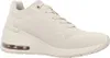 A side view of a beige Skechers sneaker with an air bubble in the sole. Produktbild-Vorschau