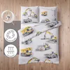 A flat lay of children's bedding with a construction vehicle theme, featuring excavators and trucks, laid out on a wooden floor. Two pillowcases and a duvet cover are visible, along with two circular icons indicating product features. Produktbild-Vorschau