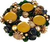 A festive Advent wreath with four candle holders, decorated with pine cones, baubles, and floral elements in green, blue, and gold. Anteprima dell’immagine prodotto