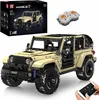 A remote-controlled off-road toy jeep and its accessories. Voir les images du produit