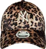 A close-up studio shot of a New Era baseball cap with a leopard print pattern and the New York Yankees logo. Anteprima dell’immagine prodotto