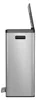 A side view of a silver and black recycling trash can with its lid open. Voir les images du produit
