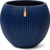 A dark blue, spherical planter with vertical ribbed texture. Anteprima dell’immagine prodotto