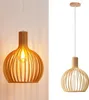 A split image showing a wooden pendant lamp from two different angles. Voir les images du produit
