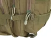 A close-up view of the zippers and straps on a green military-style backpack. Voir les images du produit