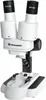 A white stereo microscope with black accents and eyepieces. Anteprima dell’immagine prodotto