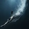 A person diving underwater with a waterproof phone case attached. Anteprima dell’immagine prodotto