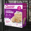 A box of Quest Frosted Cookies is displayed in front of gym equipment. Produktbild-Vorschau