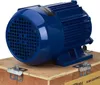 A blue electric motor is placed on a wooden crate. Voir les images du produit