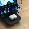 A Satechi multi-device charging station with two iPhones and AirPods charging on a wooden desk. Anteprima dell’immagine prodotto