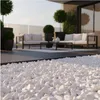 Weiße Kieselsteine als Flächenabdeckung auf einer modernen Terrasse im Außenbereich Produktbild-Vorschau