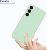 A hand holding a light green smartphone case. Produktbild-Vorschau
