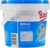 A close-up side view of a large white plastic bucket of mustard with a blue lid and blue and red branding. Anteprima dell’immagine prodotto