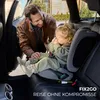 A father is putting his child into a car seat in the back of a car. Náhled obrázku produktu