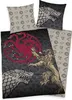 A collection of Game of Thrones themed bedding, including pillowcases and a duvet cover, featuring iconic house sigils and creatures. Produktbild-Vorschau