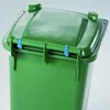 Close-up of the lid of a green trash can with blue clips. Náhled obrázku produktu