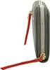 A side view of a gray wallet with a red and white striped zipper pull. Anteprima dell’immagine prodotto