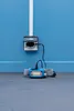 A blue device is plugged into a wall outlet and charging. Náhled obrázku produktu