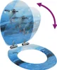 A toilet seat with a penguin design, shown in an open position with a graphic indicating movement. Anteprima dell’immagine prodotto