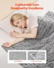 A woman sleeping peacefully under a weighted blanket on a bed. Anteprima dell’immagine prodotto