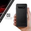A hand holding a black carbon fiber textured phone case. Produktbild-Vorschau