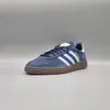 A single Adidas Handball Spezial shoe is shown against a plain gray background. Voir les images du produit