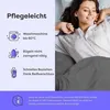 A woman is sleeping in bed, with text overlays describing the product's care instructions. Produktbild-Vorschau