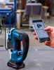 A person is holding a smartphone and interacting with a power tool. Anteprima dell’immagine prodotto