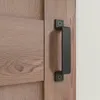 Detailbild des schwarzen Griffes der Schiebetür im Design Eiche 
 Produktbild-Vorschau
