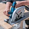 A person is using a Bosch circular saw to cut a piece of wood. Podgląd zdjęcia produktu