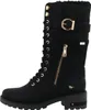Auf dem Bild ist ein schwarzer Stiefel abgebildet der von der Seite präsentiert wird. Der Stiefel hat eine robuste Sohle und eine elegante Form. Produktbild-Vorschau