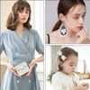 A collage of three images: a woman holding a small white purse, a woman wearing large white and black earrings, and a young girl with a white bow in her hair. Anteprima dell’immagine prodotto