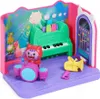 A toy music room playset with a cat character playing drums, a piano, and other musical instruments. Produktbild-Vorschau