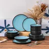 Das Geschirrset steht auf dem Tisch, umgeben von Geschenkboxen mit blauen Bändern, und Blumen. Náhled obrázku produktu
