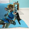 A blanket with a character from The Legend of Zelda is shown draped over a bed, with a bedside table and rug in the background. Anteprima dell’immagine prodotto